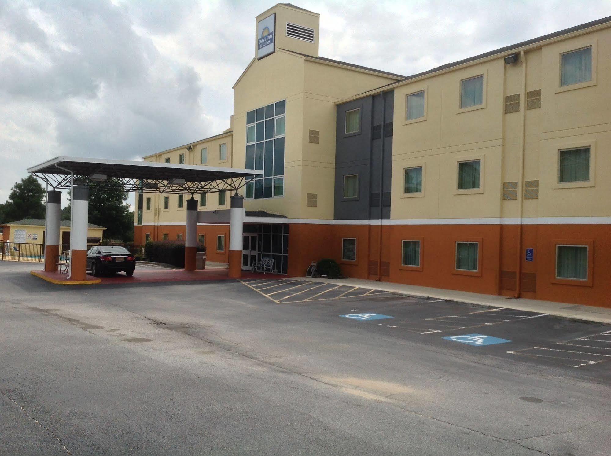 Days Inn & Suites By Wyndham Augusta Near Fort Eisenhower Exterior foto