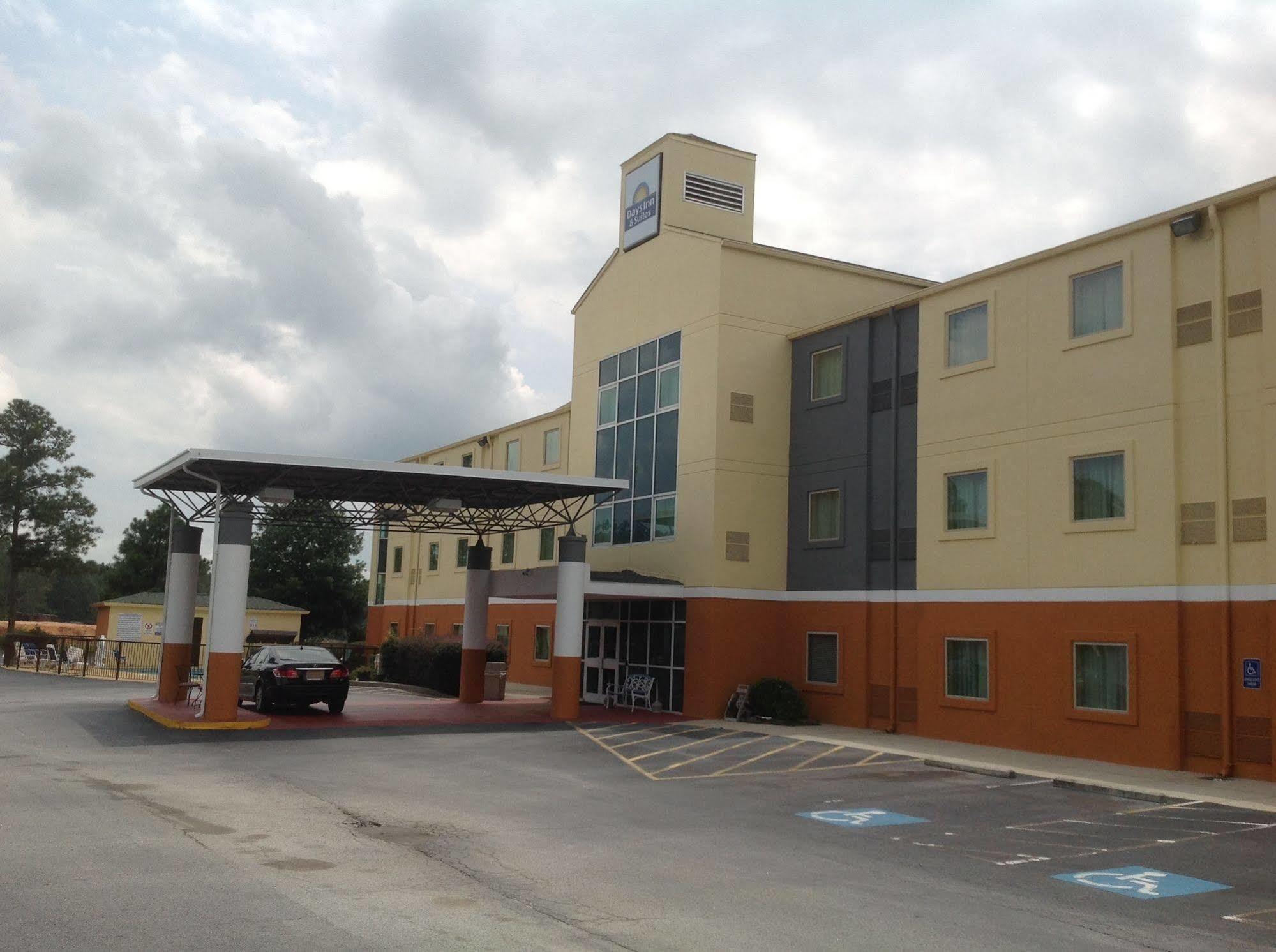 Days Inn & Suites By Wyndham Augusta Near Fort Eisenhower Exterior foto